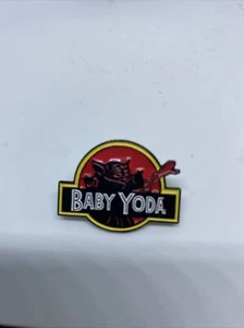 Spilla smaltata Baby Yoda Grogu il Mandaloriano Jurassic Park Mash Up Star Wars - Foto 1 di 3