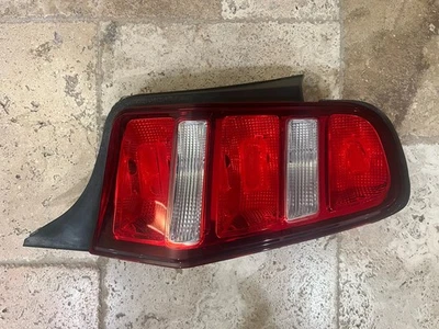 Luz trasera lateral derecha para pasajero Ford Mustang 2010 2011 2012 OEM Foto 1 de 4