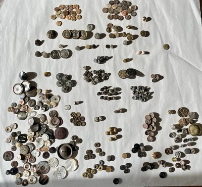 Gran lote de colección. Botones Materiales Mezclados Colores y Estilos Militar y Moda Foto 1 de 4