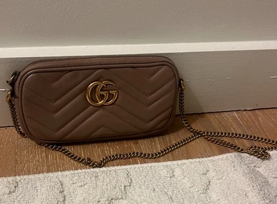 Gucci GG Marmont Bolsa Corrente Zíper Único Couro Matelasse Mini - Neutra/Castanho - Imagem 1 de 4