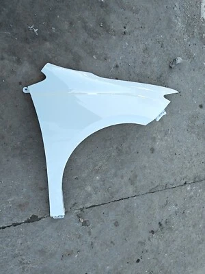 Guardabarros delantero derecho usado se adapta a: Chrysler Voyager Pacifica 2018-23 Foto 1 de 2