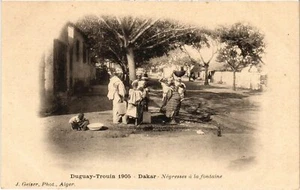 PC SENEGAL DUGUAY-TROUIN DAKAR NÉGRESSES A LA FONTAINE ED. GEISER (a62628) - Imagen 1 de 2