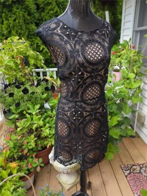 1980'S VTG. BLACK & NUDE CROCHET LACE BEADED TRIM SHORT DRESS 38" BUST - Image 1 of 3