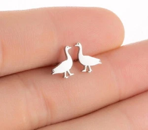 Goose / Duck - Pair of Stud Earrings - Hypoallergenic 316L Steel - GIFT BOXED - Picture 1 of 2