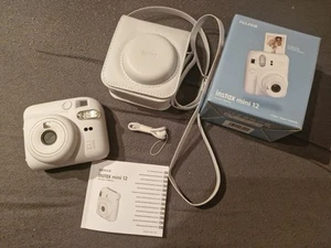 Instax Mini 12 Kamera von Fuji-Film + Tragetasche - Bild 1 von 1