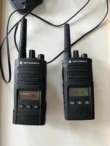 Pair Of motorola xt460 Radios Walkie Talkies With One Charger - Zdjęcie 1 z 4