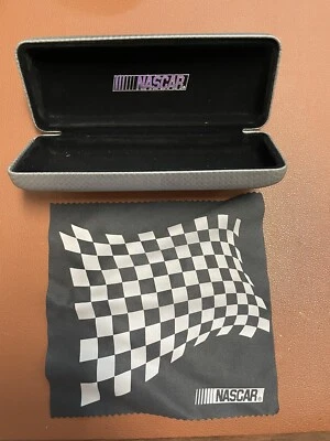 Estuche de plástico duro para gafas NASCAR con paño de limpieza Foto 1 de 2