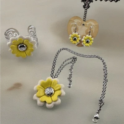 Conjunto de joyas florales Brighton con detalles amarillos y blancos joyas de flores raras Foto 1 de 4