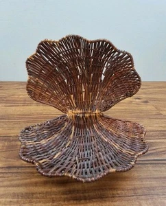 Cesta de mimbre decorativa vintage en forma de almeja marrón concha boho náutica - Imagen 1 de 9