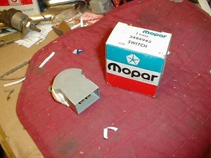 NOS MOPAR 1971-6 WAGON TAILGATE WINDOW LIFT LOCK SWITCH - Bild 1 von 1