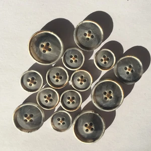189 Designer Knöpfe Polyester matt grau meliert, drei Größen von Union Knopf  - Bild 1 von 1