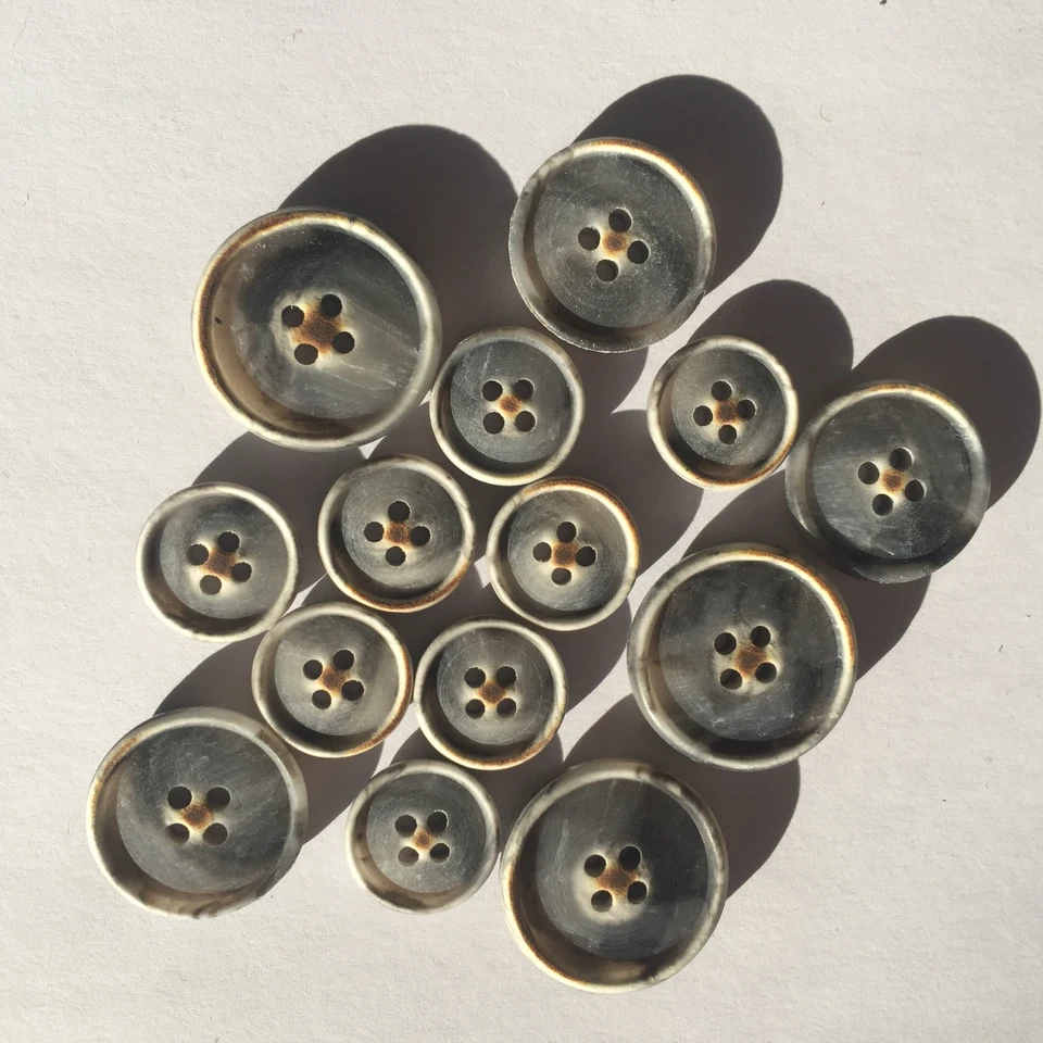 189 Designer Knöpfe Polyester matt grau meliert, drei Größen von Union Knopf  - Bild 1 von 1