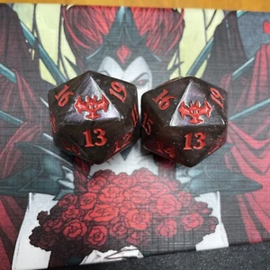 X2 MTG Crimson Vow Bundle übergroßes Stanzen D20 Spin-Down Würfel - Bild 1 von 1