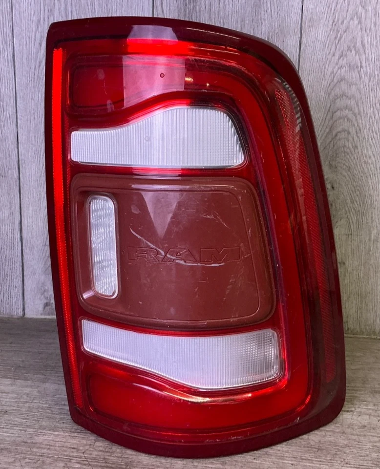 # 2019-2020-2021-2022-2023 Dodge Ram 2500 3500 3500 luz trasera pasajero derecho OEM Foto 1 de 4