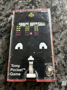 TOMY POCKET ARCADE GAME 'SPACE INVASION' VINTAGE WIND-UP HANDHELD GAME - Picture 1 of 10