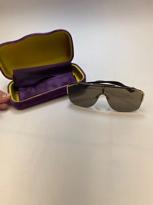 Gafas de sol Gucci para mujer marrones cuadradas de gran tamaño doradas sin marco 62 mm con escudo Foto 1 de 4