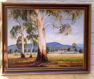 Pintura al óleo grande de artista australiano H.Kobald ''Montañas azules con árboles de goma'' - Imagen 1 de 9