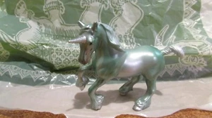 Caballo Breyer 4" Verde Jade Rampante Clydesdale Compañero de Establo Misterio Unicornio ¡NUEVO EN PAQUETE! - Imagen 1 de 3