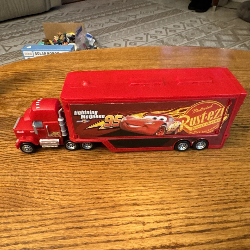 Camión de juguete Disney Pixar Cars Lightning McQueen Mack rojo Rust-Eze #95 Foto 1 de 4