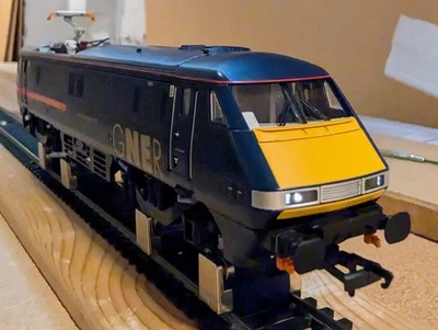 Hornby OO R3893 GNER Class 91 91117 'Cancer Research UK' Electric 225 Loco DCC-R - Image 1 of 4