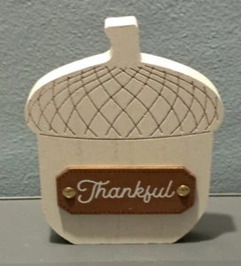 DECORACIÓN COSECHA OBJETIVO AUTOPORTANTE AGRADECIDO BELLOTA BLANCA 6" X 5" UG3 - Imagen 1 de 1