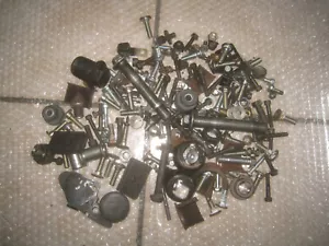 GPZ 550 UT Uni Trak année de construction 83-84 pièces restantes vis douilles support petites pièces - Photo 1 sur 2