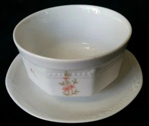 Mitterteich Porzellan Sissi Sauciere Relief Blumen mit Unterteller - Bild 1 von 3