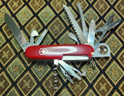 Victorinox Swiss Army Marlboro Adventure Team Cuchillo Multiherramienta Rojo Solucionador de Problemas Foto 1 de 4