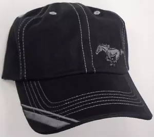 Gorra de sombrero con licencia Ford Mustang tono sobre tono esquina a rayas negro CF - Imagen 1 de 2