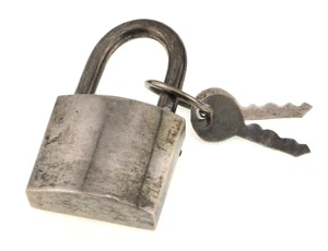 Broche prendedor con candado y llaves de plata de ley 925 firmado SU. - Imagen 1 de 8