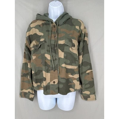 Chaqueta American Eagle para mujer mediana verde camuflaje con capucha corta botón cuadrado Foto 1 de 4