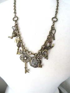 COLLAR CON DIJE DE LLAVE DE LATÓN ANTIGUO KIRKS FOLLY - Imagen 1 de 5