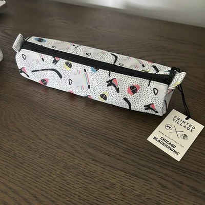 Estuche para lápices de hockey Village x Chicago Blackhawks impreso 9"" nuevo con etiquetas Foto 1 de 2