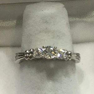 950 Platinum Ring With 3 Diamonds - Picture 1 of 7