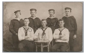 RPPC Schwedische Marine Matrosen in Uniform Bier trinken Vintage Echt Foto Postkarte - Bild 1 von 2