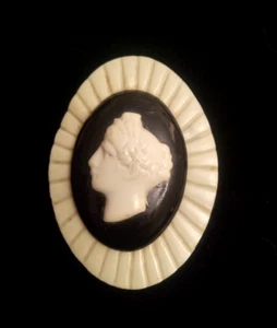 Vintage Faux Kamee Brosche weiß mit schwarzem Hintergrund KOSTENLOSER VERSAND - Bild 1 von 3