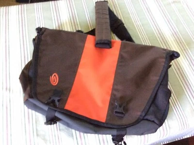 Notebook Timbuk2 Commute Messenger bolsa média 15" marrom/vermelho - Imagem 1 de 4