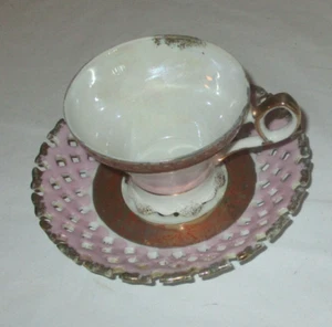 Tazza e piattino vintage piedi oro rosa irridescente bordo reticolato - Foto 1 di 5