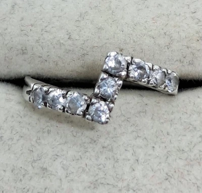 STERLING SILVER ZIGZAG RING WITH SPARKLING CUBIC ZIRCONIA SIZE 5.5 - Image 1 of 4