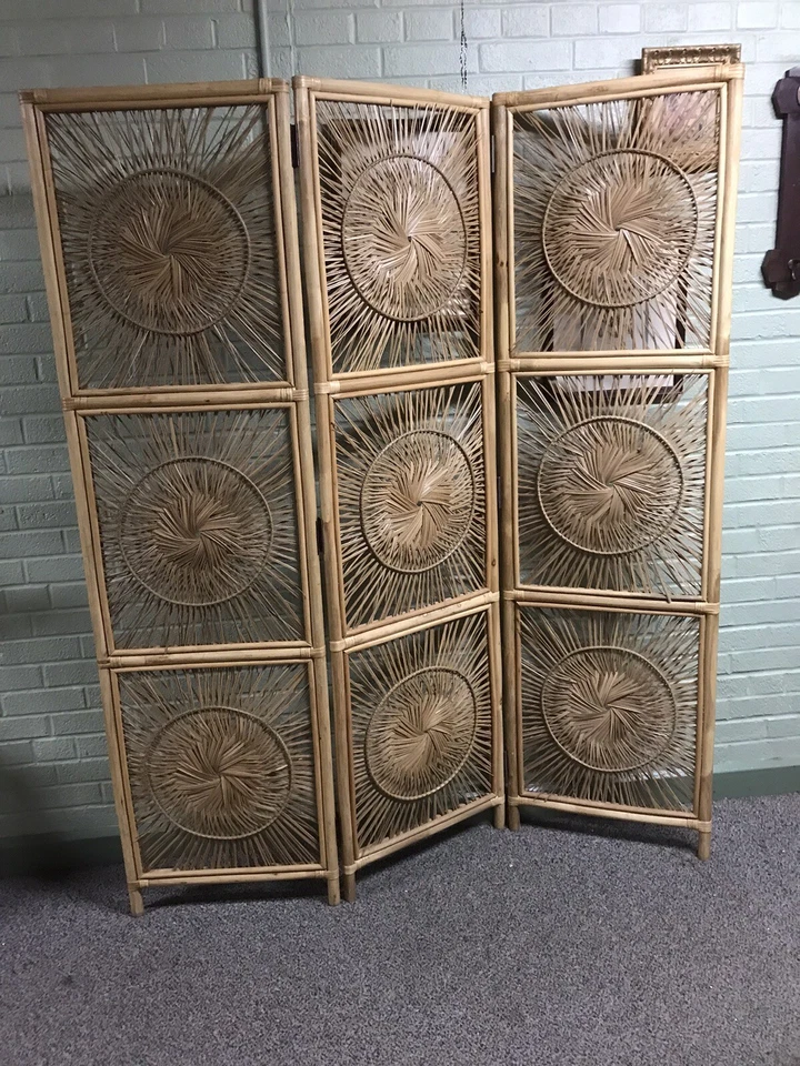 VTG WICKER TATTAN ROOM DIVIDER 3 PANEL SCREEN SUNBURST DESIGN BOHO 70’S - Image 1 of 4