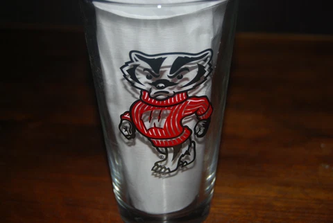 Wisconsin Badgers 16oz Pint Clear Glass Cup Licensed Football NCAA Sport Cover