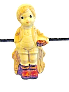 Vintage 30er/40er Jahre JUNGE AUF ZAUN Porzellan Figur kein Herstellername/Marke alt - Bild 1 von 6