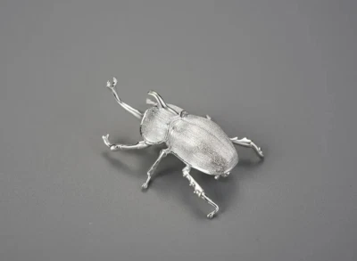 Broche prendedor de escarabajo rinoceronte japonés de plata de ley 925 blanco Foto 1 de 4