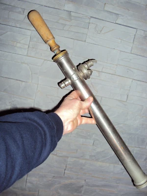 ANCIEN PULVERISATEUR GRANDE SERINGUE BRUINEUSE objet outil ancien collection - Photo 1/4