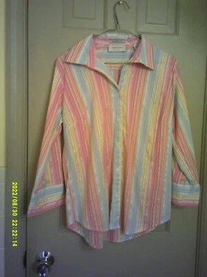 Blusa marca Lemon Grass para dama, talla S. Mangas largas, cuello, botones delanteros Foto 1 de 2