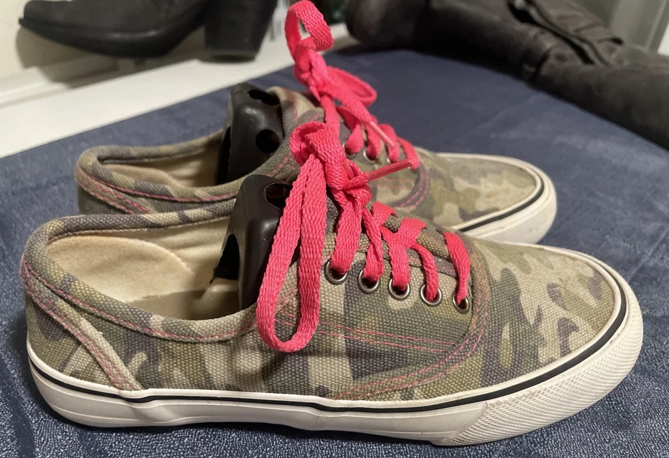 Lindos zapatos camuflados Mossimo Supply Co para mujer talla 6 Y2K preppy patinador punk Foto 1 de 4