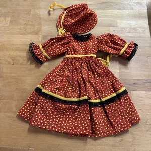 Handgefertigtes rotes Blumen Puppenkleid schwarz Spitzenborte gelb Vintage als Referenz gemessen - Bild 1 von 22