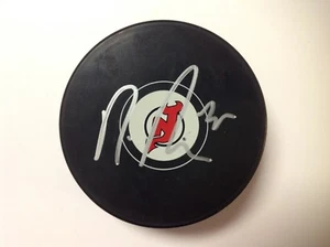 Disco de hockey firmado por Mirco Mueller NJ New Jersey Devils b - Imagen 1 de 2