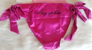 VICTORIA'S SECRET EMDROIDERY CORBATA LATERAL SATINADA DESCARADA PANTY ROSA MEDIO FUCSIA NUEVO CON ETIQUETAS - Imagen 1 de 12