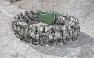 Bracciale Paracord mimetico con fibbia resistente misura 8" - fatto a mano - Foto 1 di 2